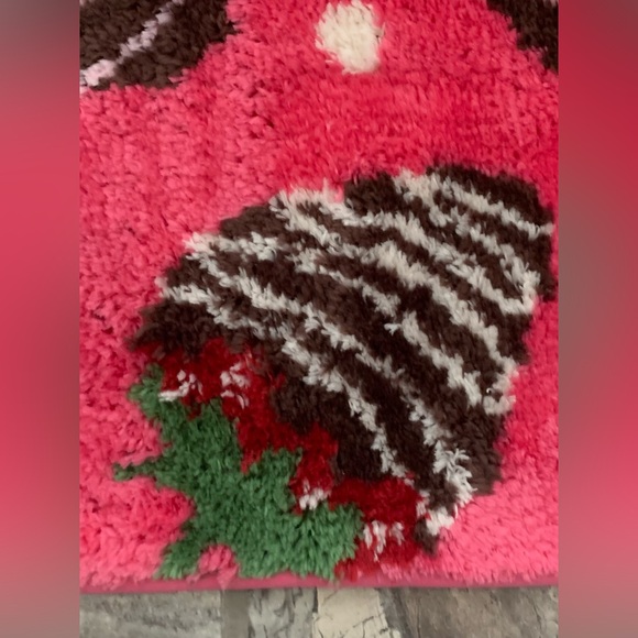 Betsey Johnson Valentine Bath Rug โข Strawberries โข Hearts โข NWT - Picture 11 of 12